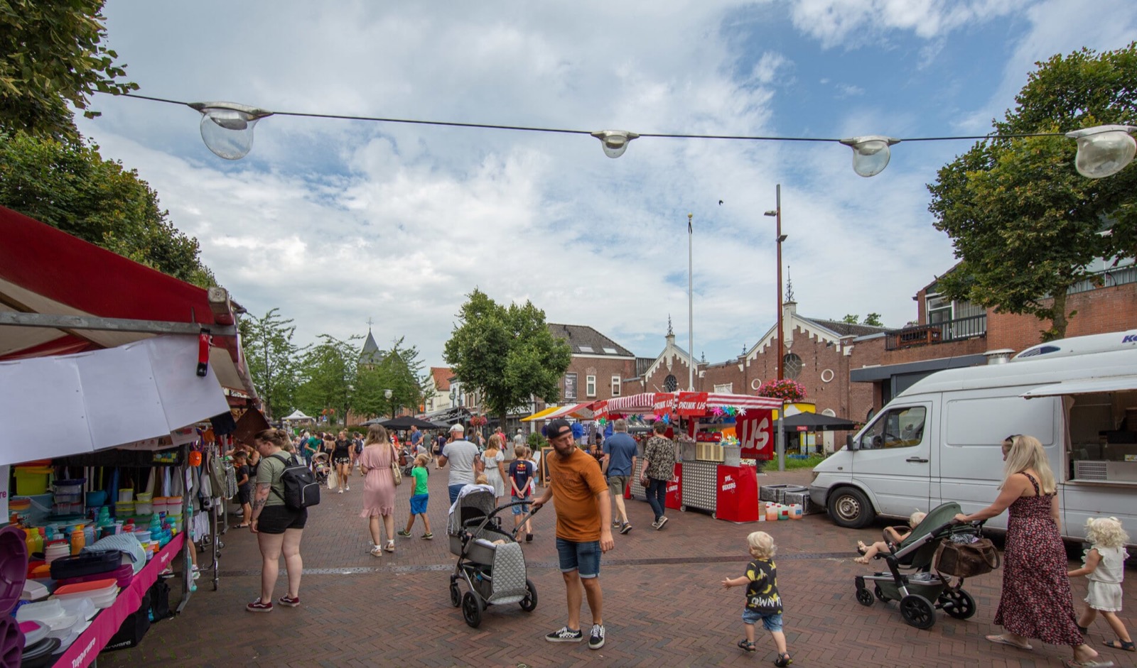 Bezoekers en kraampjes op de markt in het centrum van Geldermalsen